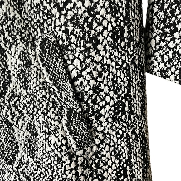 Tyler Boe Kim Snakeskin Jacquard Shift Dress Black White Cowl Neck Size Small - Picture 4 of 7